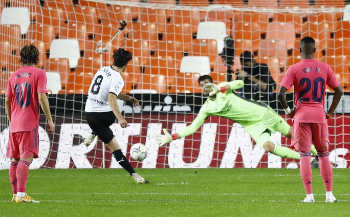 Real Madrid thấm đòn VAR, thảm bại với hat-trick phạt đền - Ảnh 4.