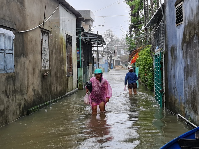 Mưa lớn, thủy điện xả lũ, nhiều nơi ở Quảng Nam ngập lụt - Ảnh 11.