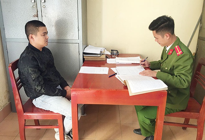 Ôtô tông 2 bố con tử vong, người con bay lên nóc nhà: Khởi tố, tạm giam tài xế - Ảnh 2. Ôtô tông 2 bố con tử vong, người con bay lên nóc nhà: Khởi tố, tạm giam tài xế - Ảnh 2.