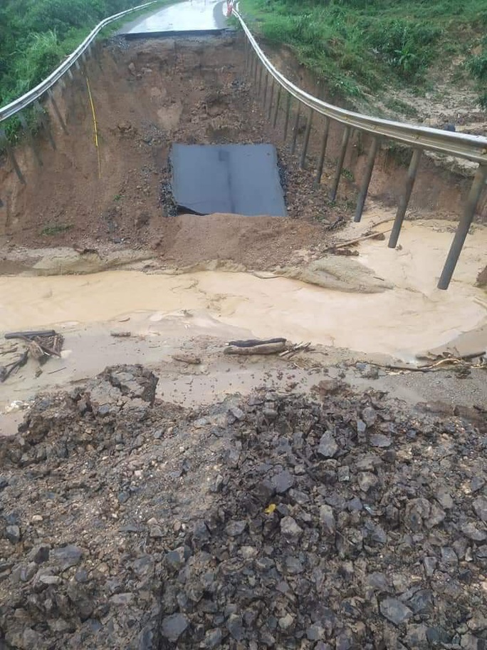 CLIP: Highway 26 has collapsed terribly, the road is a deep abyss - Photo 1.