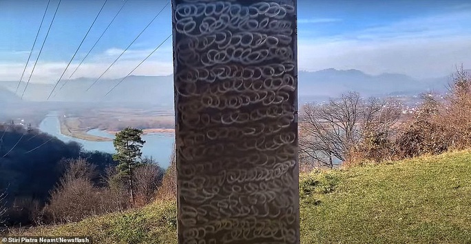 Cột kim loại bí ẩn bốc hơi khỏi sa mạc Mỹ, xuất hiện gần pháo đài Romania - Ảnh 2.