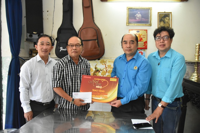 Mai Vàng nhân ái thăm hai nhạc sĩ Duy Khanh và Văn Dần - Ảnh 1.