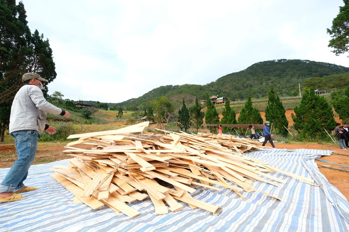 Bắt đầu cưỡng chế tháo dỡ làng biệt thự trái phép cạnh hồ Tuyền Lâm - Đà Lạt - Ảnh 10.