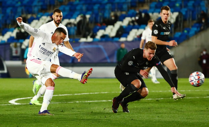 Benzema lập kỷ lục, Real Madrid ngoạn mục vượt vòng bảng Champions League - Ảnh 2.
