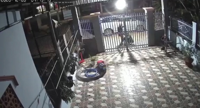 Truy tìm nhóm người bí ẩn đi xe 7 chỗ rình rập ở Bình Phước - Ảnh 1.