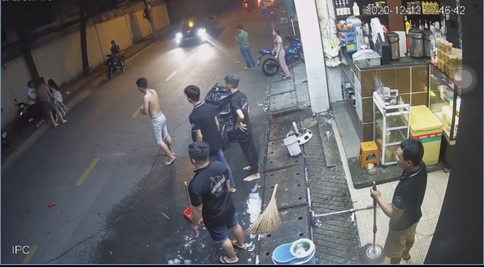 CLIP: A young man brutally beat a girl and threatened to stab a dissuaded man in Ho Chi Minh City - Photo 2.