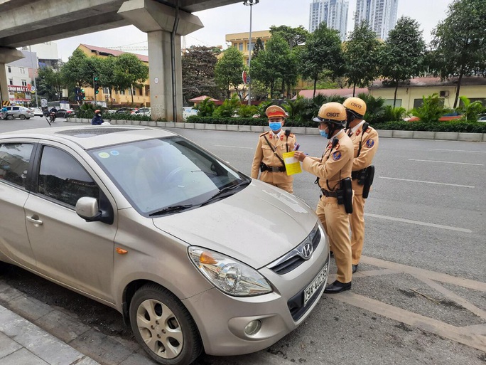 Many car drivers were surprised the first day the police issued a cold ticket - Photo 4.