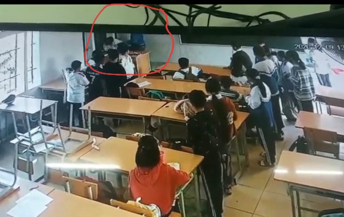 Xác minh nam phụ huynh xông vào trường đấm đá liên tiếp vào người học sinh lớp 6 - Ảnh 1.