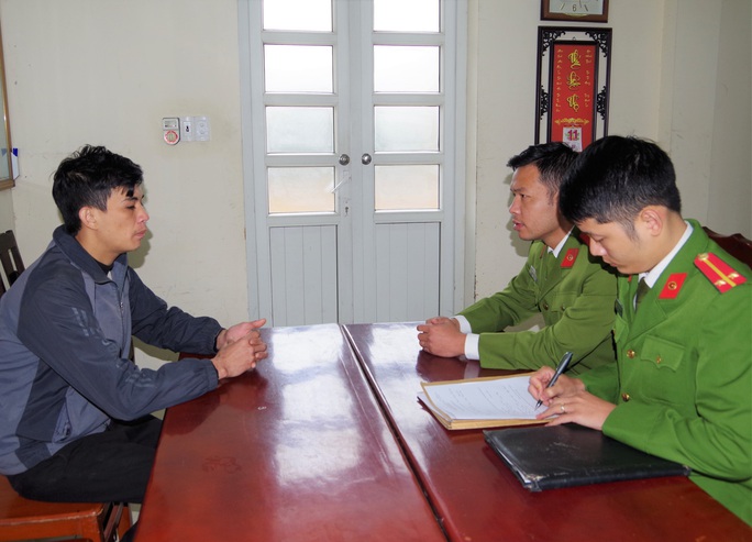 Mâu thuẫn trong lúc mời bia, một thanh niên bị ném bi-a vào mắt - Ảnh 1.