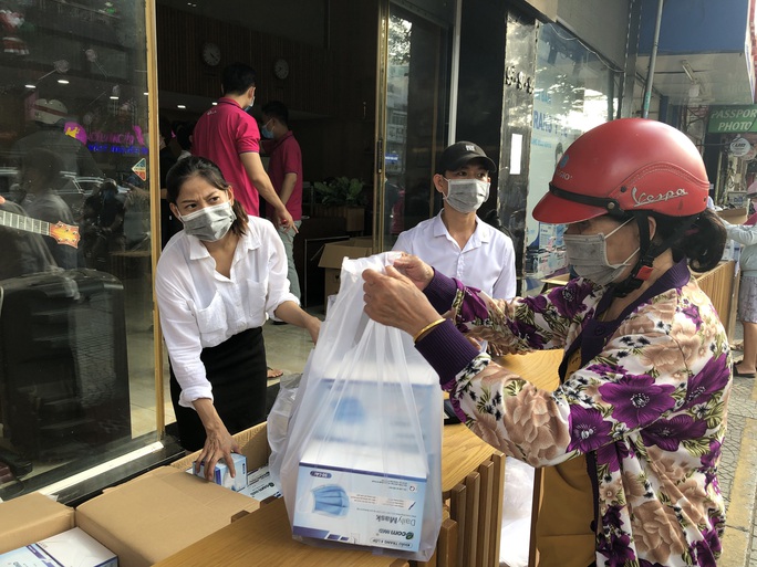 CLIP: Người dân TP HCM mua khẩu trang chống dịch Covid-19 - Ảnh 1.