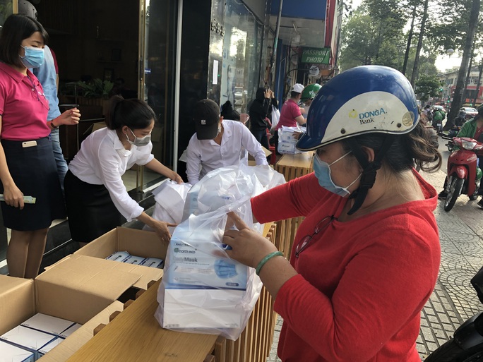 CLIP: Người dân TP HCM mua khẩu trang chống dịch Covid-19 - Ảnh 4.