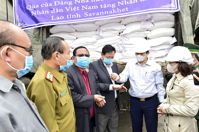 Việt Nam tặng 1.000 tấn gạo hỗ trợ Lào khắc phục thiên tai - Ảnh 1.