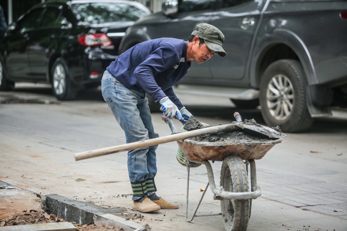 CLIP: Close-up of a 70-year-old durable rock pavement with severe damage on many streets in Hanoi - Photo 15.