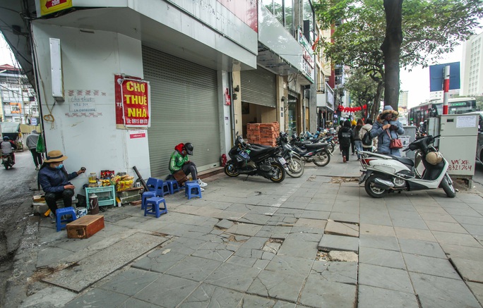 CLIP: Close-up of a 70-year-old durable rock pavement severely damaged on many streets in Hanoi - Photo 7.