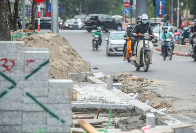 CLIP: Close-up of 70-year-old durable rock pavement severely damaged on many streets in Hanoi - Photo 9.