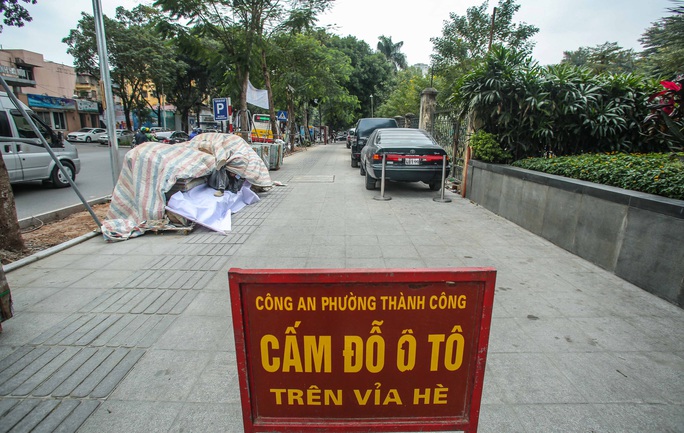 CLIP: Close-up of a 70-year-old durable rock pavement with severe damage on many streets in Hanoi - Photo 10.