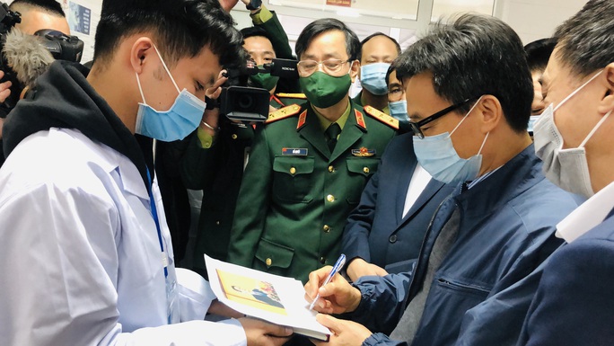 CLIP: Phó Thủ tướng Vũ Đức Đam trò chuyện với 3 người tình nguyện đầu tiên tiêm vắc-xin Covid-19 - Ảnh 3.