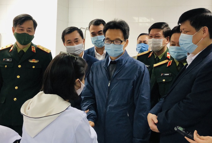 CLIP: Phó Thủ tướng Vũ Đức Đam trò chuyện với 3 người tình nguyện đầu tiên tiêm vắc-xin Covid-19 - Ảnh 4.