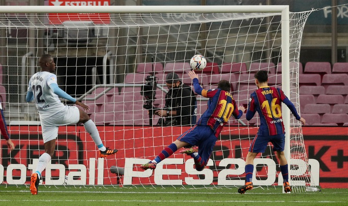 Messi bắt kịp kỷ lục vua Pele, Barcelona đánh rơi chiến thắng - Ảnh 4.