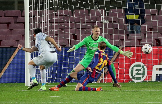 Messi bắt kịp kỷ lục vua Pele, Barcelona đánh rơi chiến thắng - Ảnh 7.