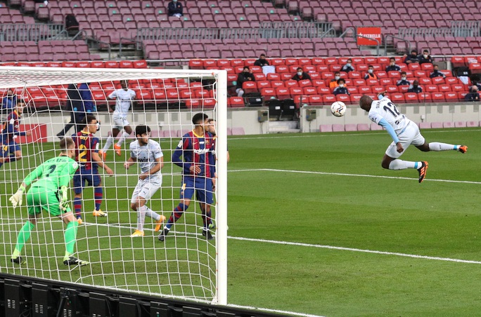 Messi bắt kịp kỷ lục vua Pele, Barcelona đánh rơi chiến thắng - Ảnh 2.