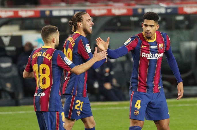 Messi bắt kịp kỷ lục vua Pele, Barcelona đánh rơi chiến thắng - Ảnh 6.