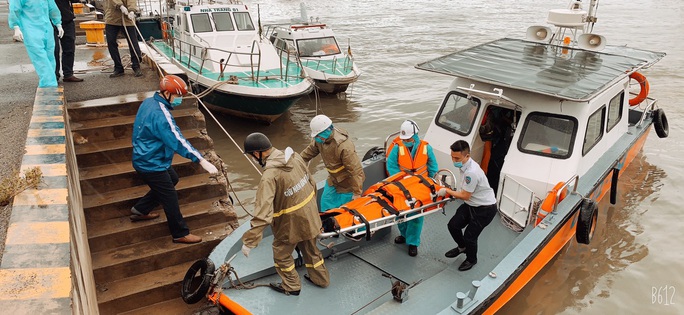 Cứu nạn 5 thuyền viên nước ngoài, trong đó 1 người tử vong - Ảnh 1.