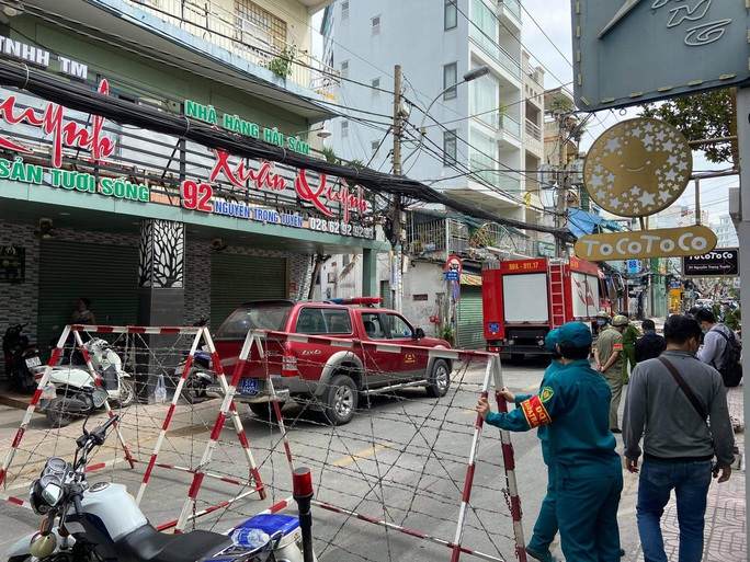 Công an đang phong tỏa hiện trường vụ nổ quán ăn ở quận Phú Nhuận - Ảnh 1.
