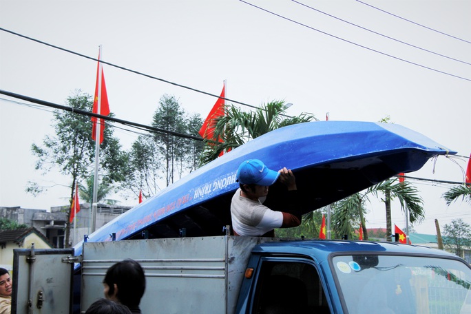 Chương trình Trái tim miền Trung: 13 xuồng cứu hộ đến với bà con vùng lũ Thừa Thiên Huế - Ảnh 10.