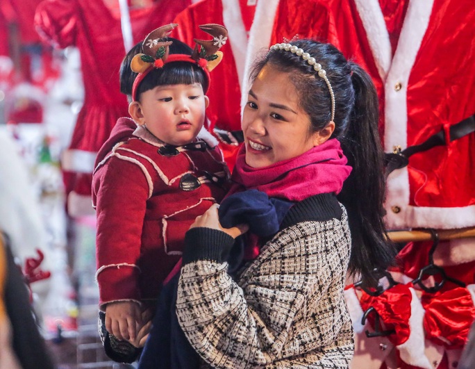 CLIP: Dòng người náo nức trong đêm Giáng sinh an lành, vui tươi ở Hà Nội và TP HCM - Ảnh 12.