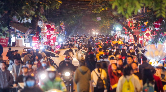 CLIP: Dòng người náo nức trong đêm Giáng sinh an lành, vui tươi ở Hà Nội và TP HCM - Ảnh 9.