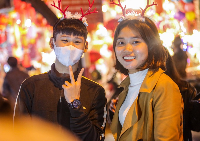 CLIP: Dòng người náo nức trong đêm Giáng sinh an lành, vui tươi ở Hà Nội và TP HCM - Ảnh 11.