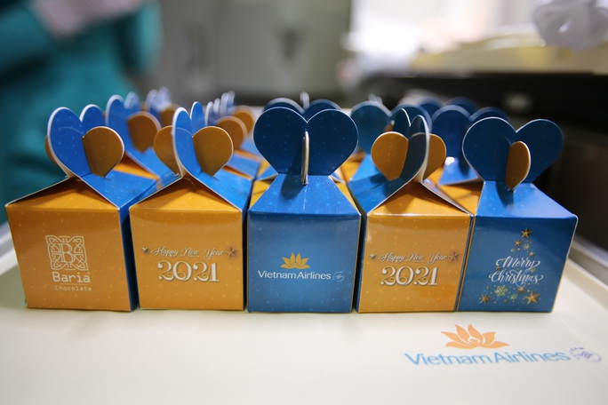 Vietnam Airlines tặng quà Giáng sinh cho hành khách hạng thương gia - Ảnh 3.