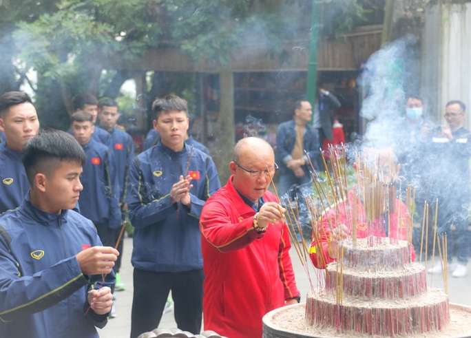 Thầy trò HLV Park Hang-seo dâng hương tưởng niệm các Vua Hùng - Ảnh 3.