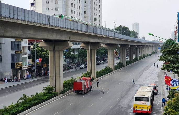 Diễn tập tình huống khẩn cấp trên tuyến đường sắt Cát Linh-Hà Đông - Ảnh 2.
