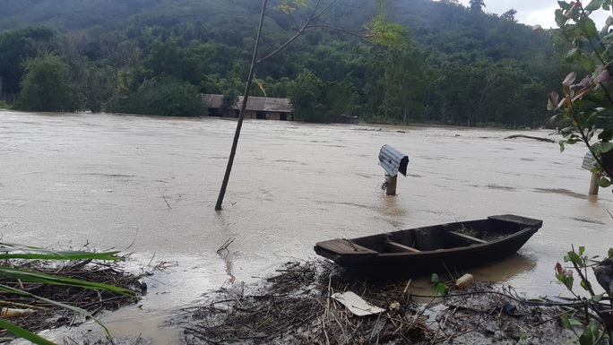 Hydroelectric power discharges floods, a dead woman saw 5 billion dong adrift in the river - Photo 3.