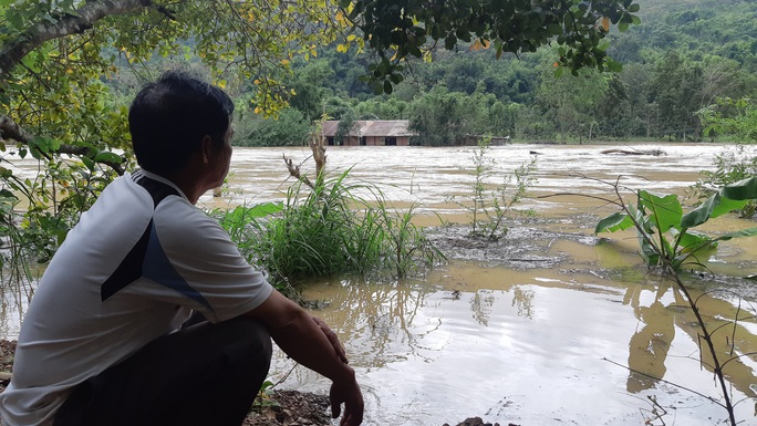 Hydroelectric power discharges floods, a dead woman saw 5 billion dong adrift in the river - Photo 1.