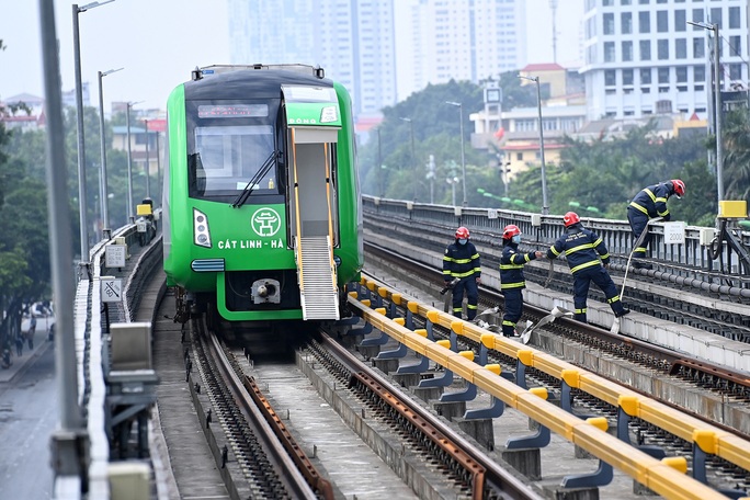 Diễn tập tình huống khẩn cấp trên tuyến đường sắt Cát Linh-Hà Đông - Ảnh 3.