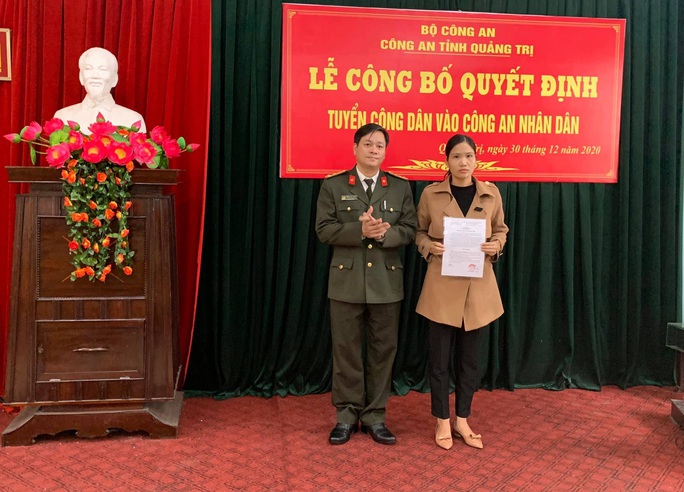Vợ của đại úy công an hy sinh trong lúc đi cứu dân được tuyển dụng vào Công an nhân dân - Ảnh 1. Vợ của đại úy công an hy sinh trong lúc đi cứu dân được tuyển dụng vào Công an nhân dân - Ảnh 1.