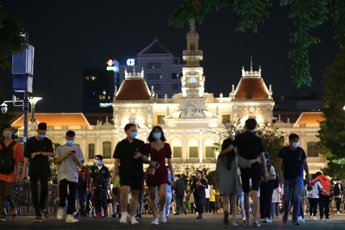 Người dân TP HCM đổ về phố đi bộ Nguyễn Huệ chào đón năm mới 2021 - Ảnh 2.