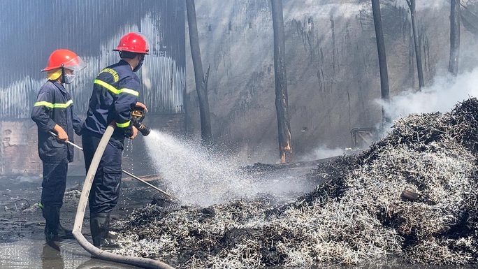 Cháy kho phế liệu ở Đồng Nai, cột khói bốc cao hàng chục mét - Ảnh 5.