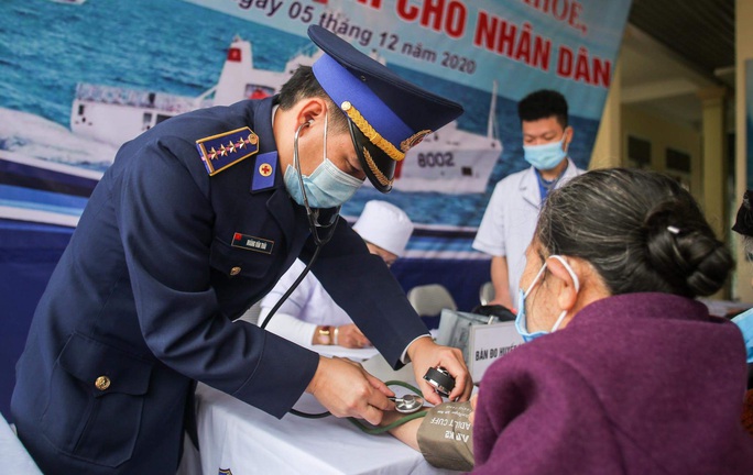 Báo Người Lao Động và Bộ Tư lệnh Cảnh sát biển trao tặng cờ Tổ quốc, quà cho người dân Nghệ An - Ảnh 7.