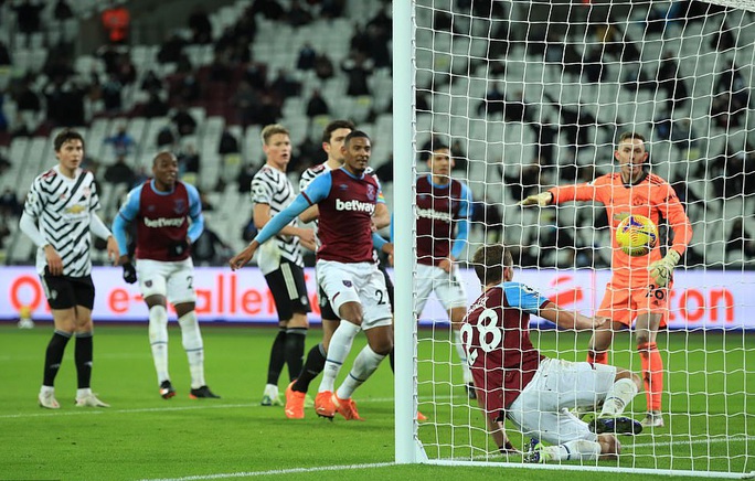 Ngược dòng ngoạn mục, Man United thắng tranh cãi chủ nhà West Ham - Ảnh 3.