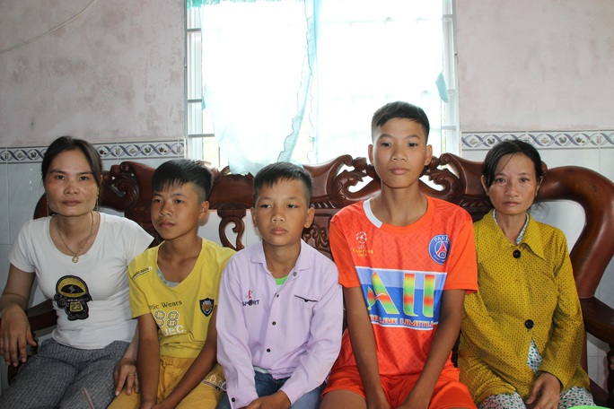 3 heartbreaking children on bikes nearly 400 km from Ca Mau to Ho Chi Minh City - Photo 4.