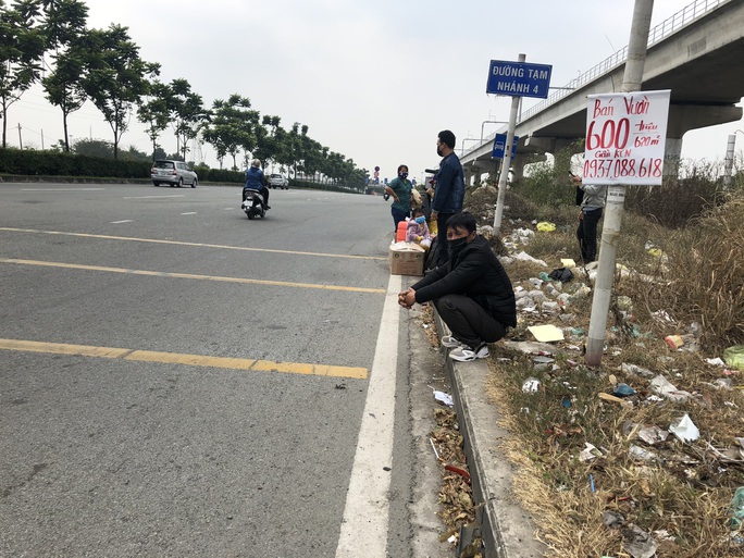 TP HCM: Người lao động phấn khởi quay lại làm việc sau Tết - Ảnh 6. TP HCM: Người lao động phấn khởi quay lại làm việc sau Tết - Ảnh 6.