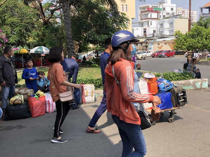 TP HCM: Người lao động phấn khởi quay lại làm việc sau Tết - Ảnh 4. TP HCM: Người lao động phấn khởi quay lại làm việc sau Tết - Ảnh 4.