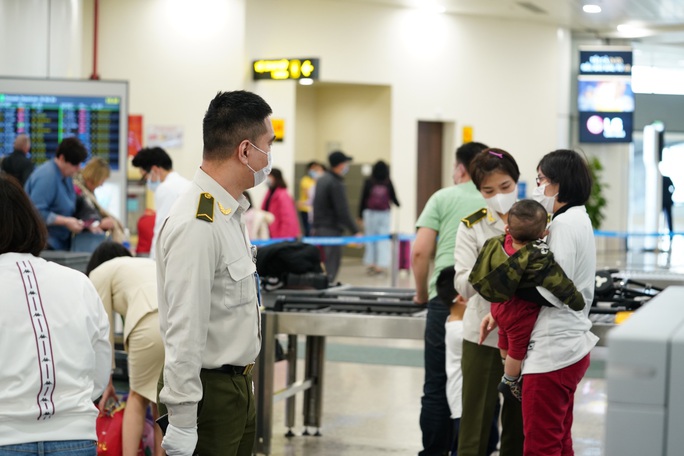 Dòng người đeo khẩu trang tại sân bay Nội Bài - Ảnh 13.