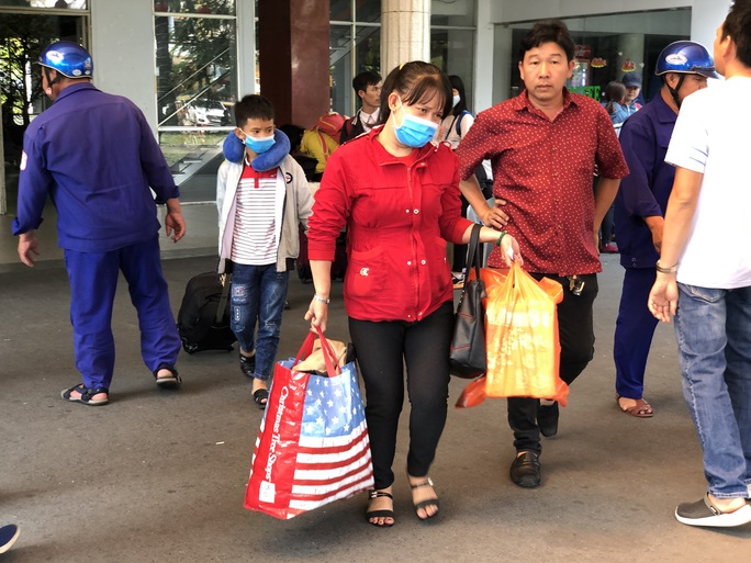 TP HCM: Người lao động phấn khởi quay lại làm việc sau Tết - Ảnh 1. TP HCM: Người lao động phấn khởi quay lại làm việc sau Tết - Ảnh 1.
