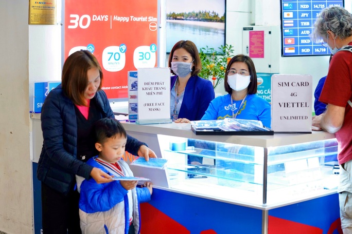 Dòng người đeo khẩu trang tại sân bay Nội Bài - Ảnh 2.