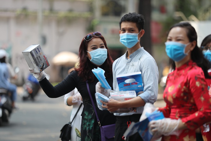 Phòng virus corona: Báo Người Lao Động làm cầu nối phát khẩu trang miễn phí - Ảnh 1. Phòng virus corona: Báo Người Lao Động làm cầu nối phát khẩu trang miễn phí - Ảnh 1.